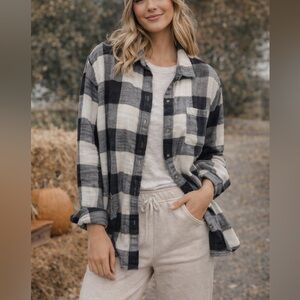 American Eagle Black & White Plaid Flannel | Boyfriend Fit | Cozy Neutral Shirt